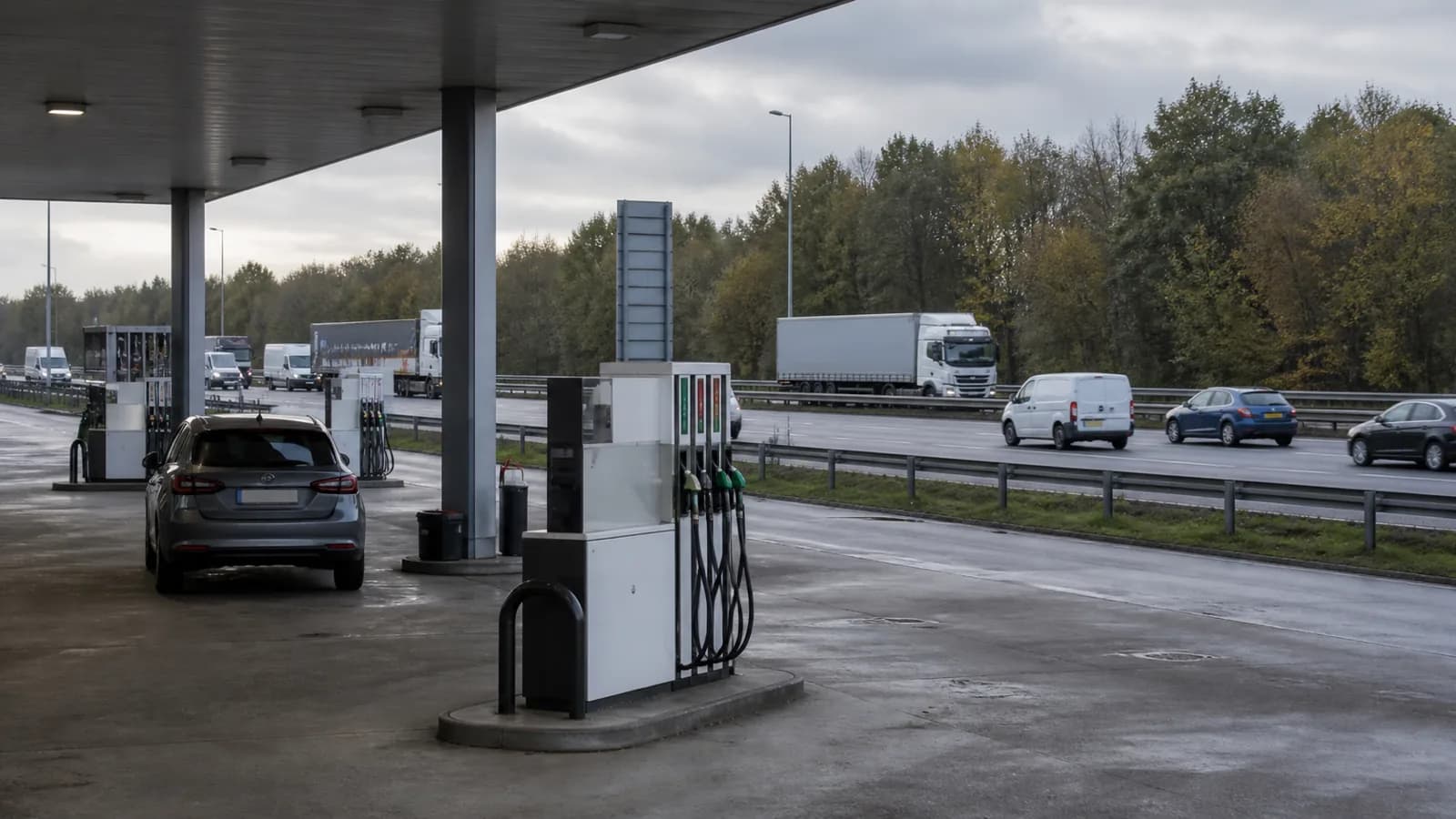 Stacja paliw przy autostradzie