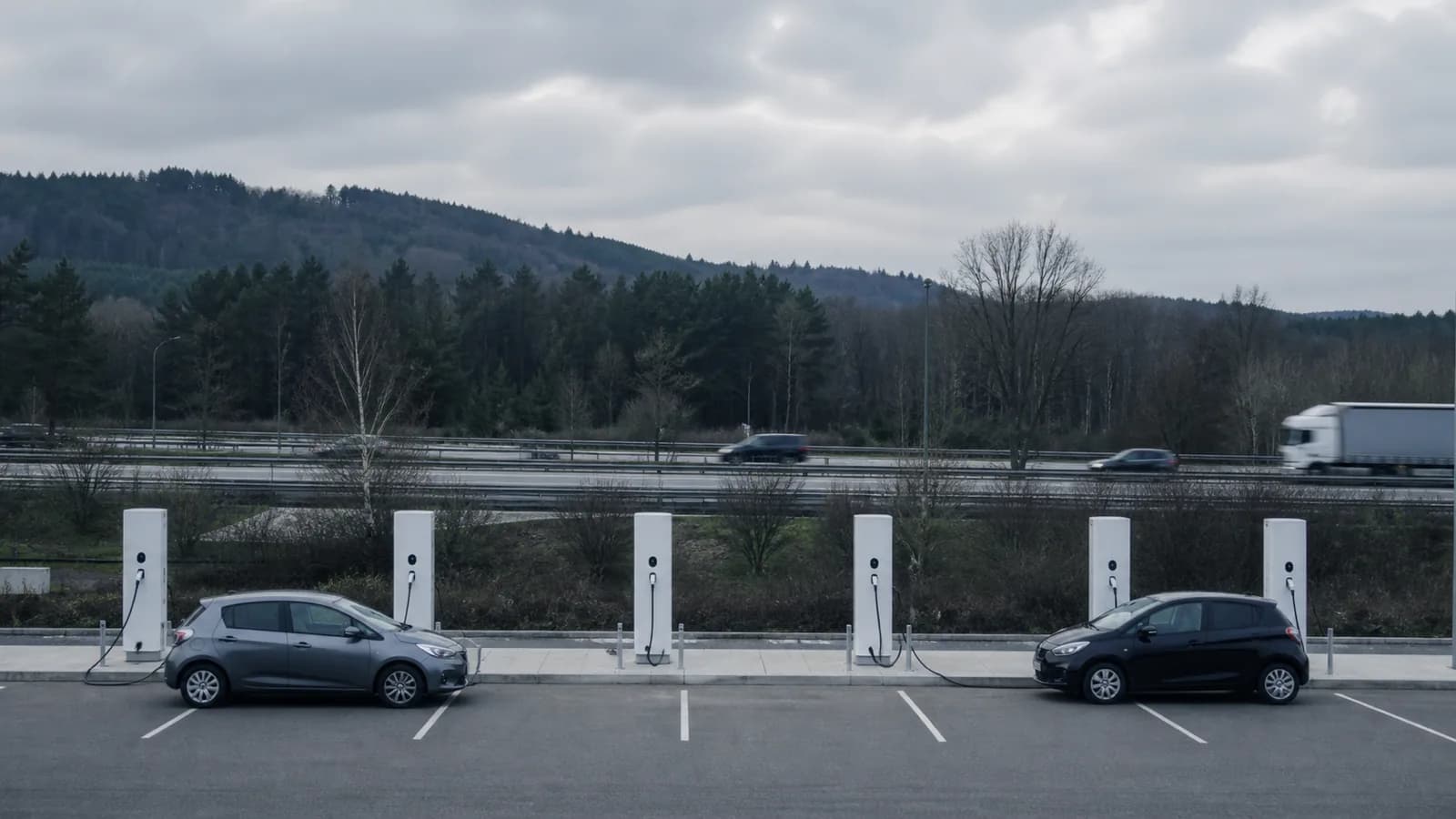 Samochód elektryczny podłączony do ładowarki przy autostradzie