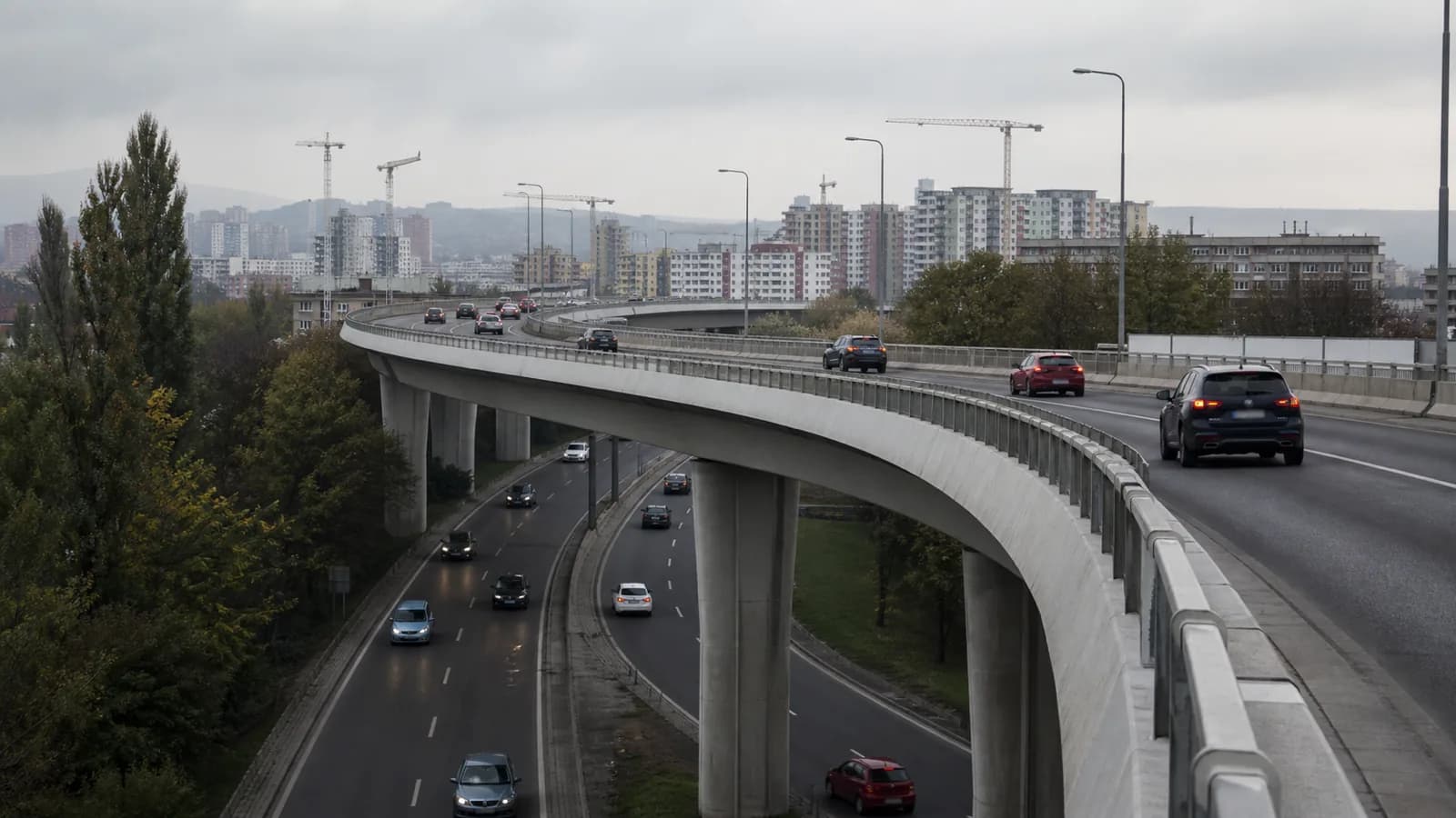 Estakada obwodnicy na obrzeżach miasta