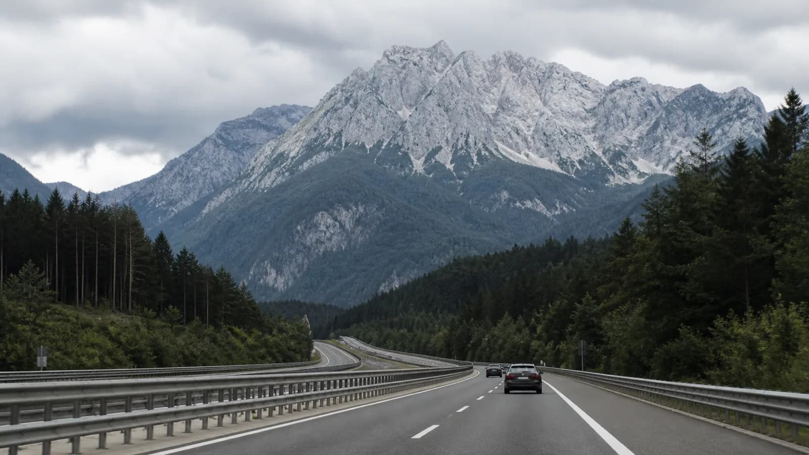 Słoweńska autostrada prowadząca w stronę Alp Julijskich