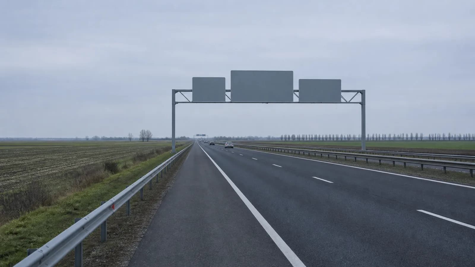 Węgierska autostrada biegnąca prosto przez równinę, brama znakowa nad jezdnią