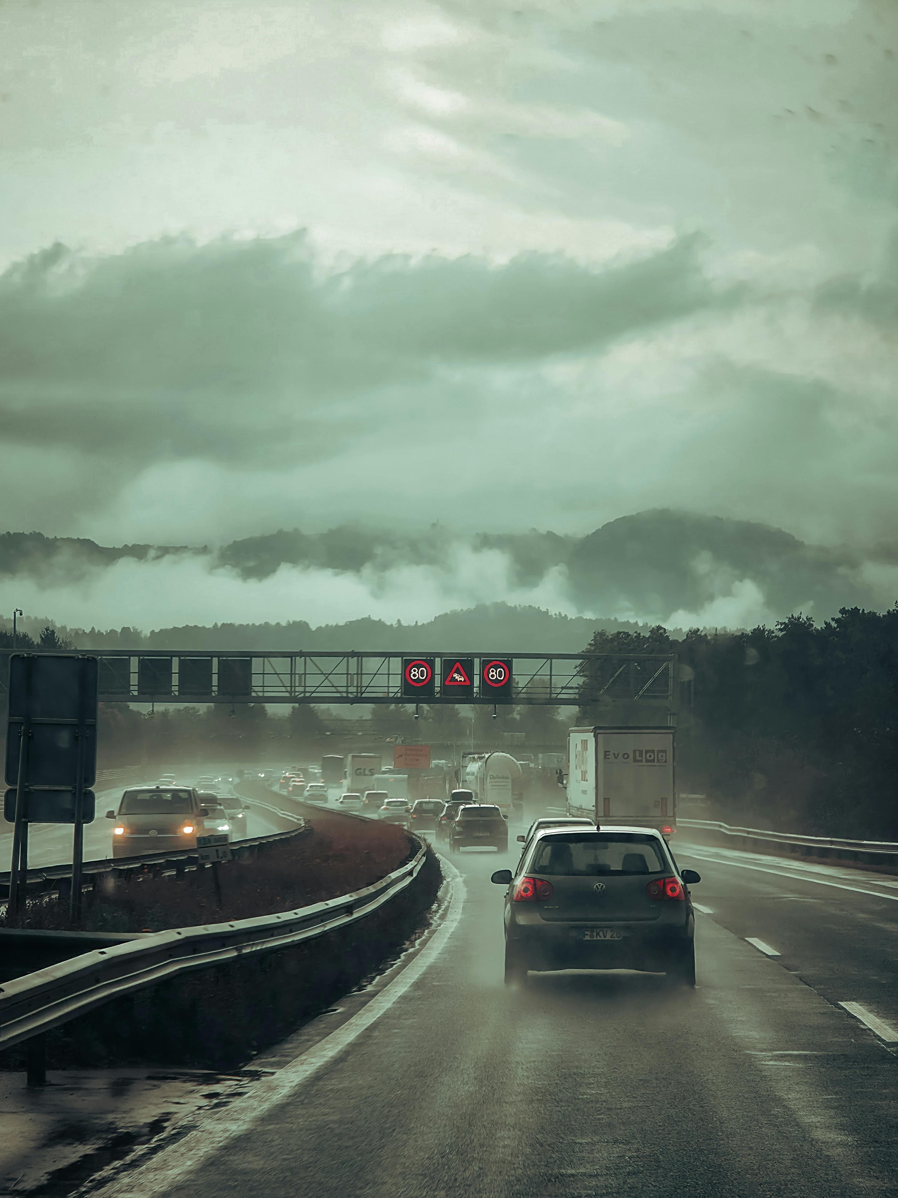 Autostrada pod Lublaną w deszczu — kontrole winiet w Słowenii