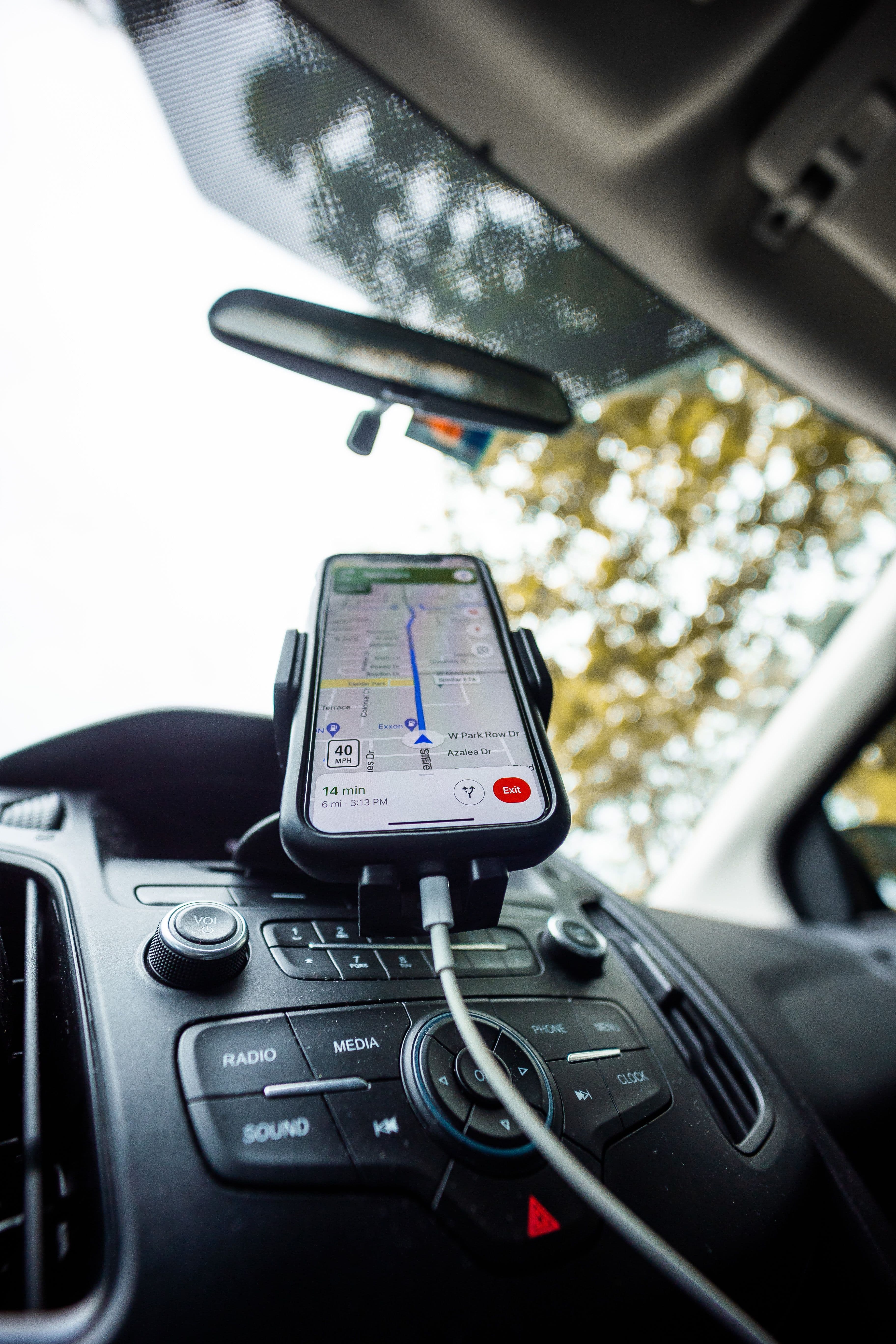 Smartfon z nawigacją na desce rozdzielczej — zakup e-winiety online